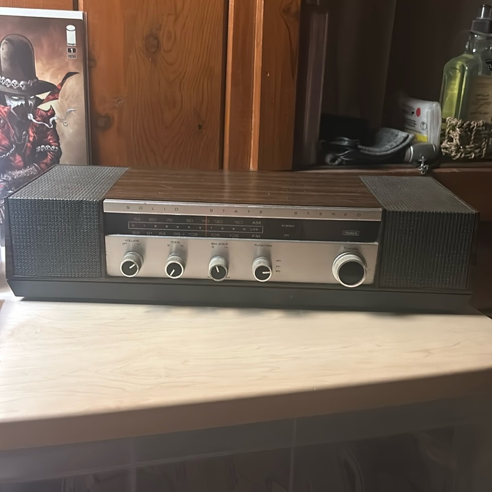 Vintage am/fm transistor radio